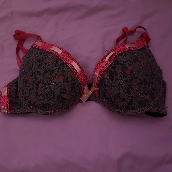 BRAS!!! Most are a 36C two others are 38B &36D. - Picture 8 of 8